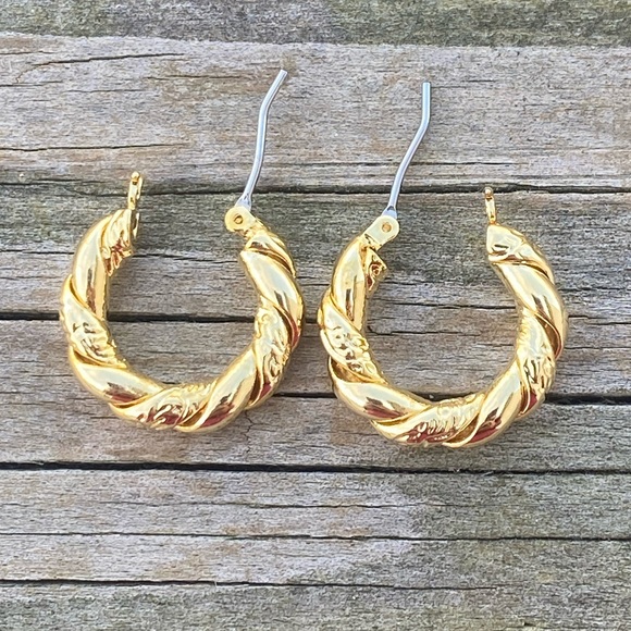 Gold Hoop Earrings twisted look design - Picture 7 of 7